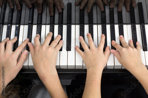Photo: Mains d'enfants jouant du piano Mains d'enfants jouant du piano