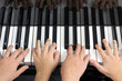 Photo: Quatre mains jouant du piano Quatre mains jouant du piano