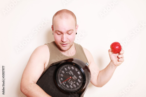 Photo: Sportler mit Waage Sportler mit Waage
