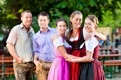 Photo: Freunde im Biergarten Freunde im Biergarten