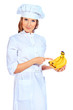 Foto: Smiling cook woman holding fresh banana. Smiling cook woman holding fresh banana.