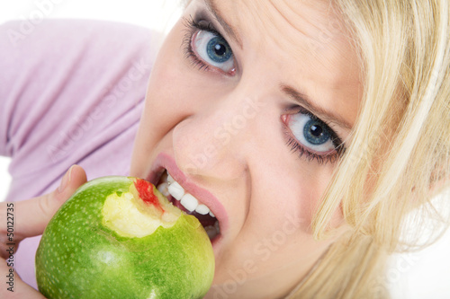 Photo: Junge Frau beißt in Apfel, Zahnfleischbluten Junge Frau beißt in Apfel, Zahnfleischbluten