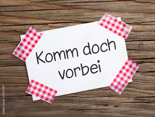 Illustration: Klebestreifen Zettel auf Holz KOMM DOCH VORBEI Klebestreifen Zettel auf Holz KOMM DOCH VORBEI