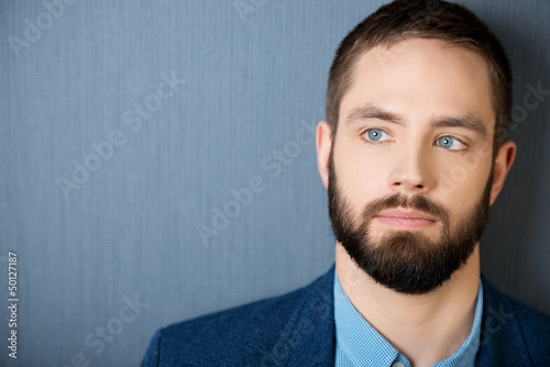 Photo: mann schaut ernst mann schaut ernst