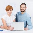 dynamische junge mitarbeiter am laptop