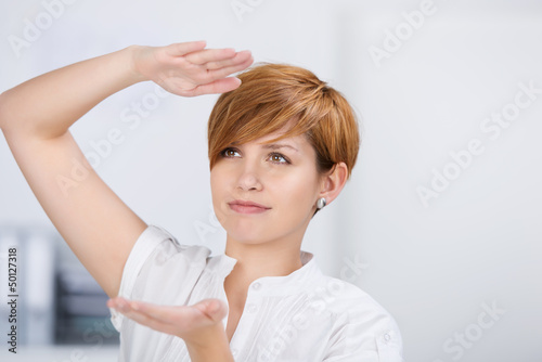 Photo: frau hält etwas in der hand frau hält etwas in der hand