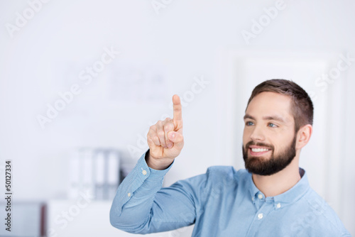 Photo: mann tippt mit dem finger auf etwas mann tippt mit dem finger auf etwas