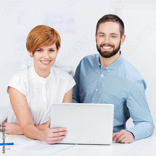 Photo: dynamische junge mitarbeiter am laptop dynamische junge mitarbeiter am laptop