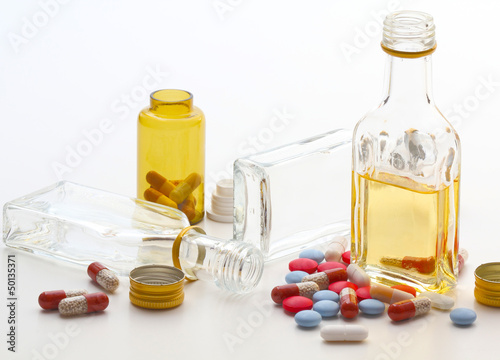 Photo: Medikamente und Alkohol Medikamente und Alkohol