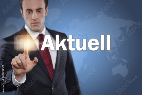 Photo: Mann tippt auf Display Aktuell Mann tippt auf Display Aktuell