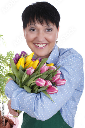 Photo: Glückliche ältere Frau mit Tulpenstrauss Glückliche ältere Frau mit Tulpenstrauss