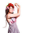 junge tanzende Frau mit Blumenkopfschmuck