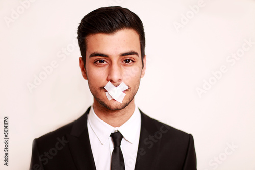 Photo: Mann mit Pflaster auf Mund Mann mit Pflaster auf Mund