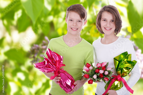 Photo: Glückliche Kinder mit Tulpen und Ostereiern Glückliche Kinder mit Tulpen und Ostereiern