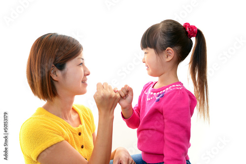 Photo: ゆびきりをして微笑む親子 ゆびきりをして微笑む親子