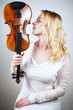 Photo: Blonde Frau mit Geige Blonde Frau mit Geige