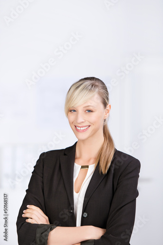 Photo: selbstbewusste frau im büro selbstbewusste frau im büro