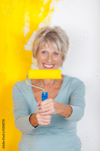 Photo: aktive seniorin streicht ihre wohnung aktive seniorin streicht ihre wohnung