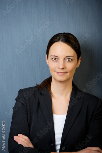Photo: frau mit verschränkten armen frau mit verschränkten armen