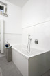 Moderne weiße Badewanne mit integrierter Badewannenablage