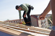 Dachdecker Team bei der arbeit, selektiv ünscharf