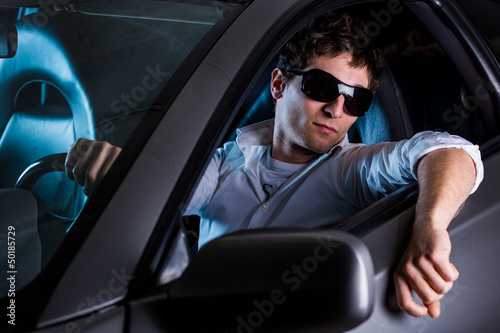 Photo: Tuner alla guida di una macchina sportiva Tuner alla guida di una macchina sportiva