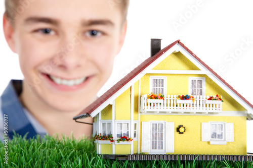 Photo: Junger Mann lacht vor Freude mit gelben Haus Junger Mann lacht vor Freude mit gelben Haus