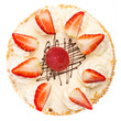 Erdbeertorte von oben auf weißem Hintergrund