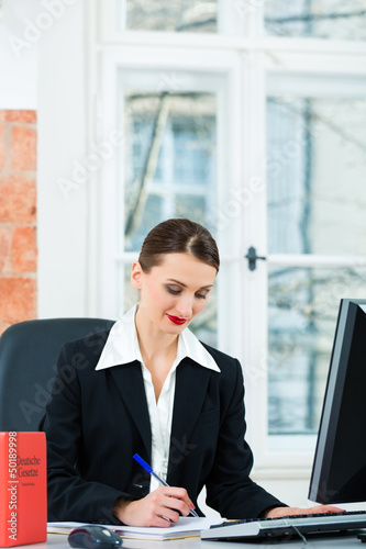 Photo: Anwältin in ihrer Kanzlei bei der Arbeit Anwältin in ihrer Kanzlei bei der Arbeit