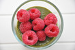 Matcha Pudding mit Himbeeren