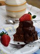 Dessert aus Schokolade mit Erdbeeren