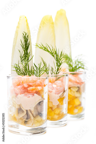 Photo: Fischbuffet: Krabbencocktails in einer Reihe Fischbuffet: Krabbencocktails in einer Reihe