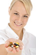 Junge Frau mit vielen Tabletten