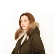 Frau trägt Parka