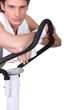 Foto: Man on cross trainer, studio shot Man on cross trainer, studio shot