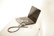 Laptop und Stethoskop