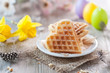 herzwaffeln und osterdekoration