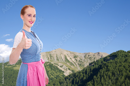 Photo: Bayerisches Mädchen als Hintergrund mit blauem Himmel Bayerisches Mädchen als Hintergrund mit blauem Himmel