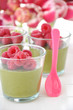 Matcha Pudding mit Himbeeren