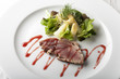 Gegrilltes Thunfisch-Steak auf einen Teller