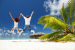 Foto: Happy couple jumping in the tropical beach Happy couple jumping in the tropical beach