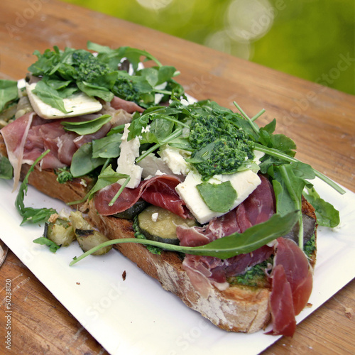Photo: crostini mit schinken, gemüse, käse, pesto und rucola crostini mit schinken, gemüse, käse, pesto und rucola