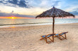Foto: Sunset under parasol on the beach in Thailand Sunset under parasol on the beach in Thailand
