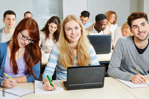 Photo: Studenten lernen im Seminar mit Computer Studenten lernen im Seminar mit Computer