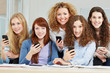 Junge attraktive Frauen mit Smartphones