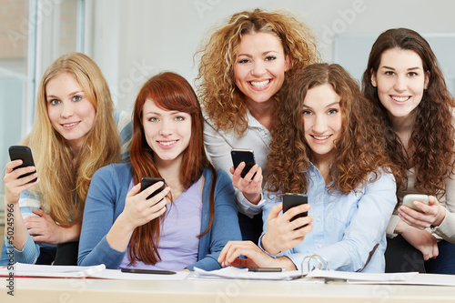Photo: Junge attraktive Frauen mit Smartphones Junge attraktive Frauen mit Smartphones