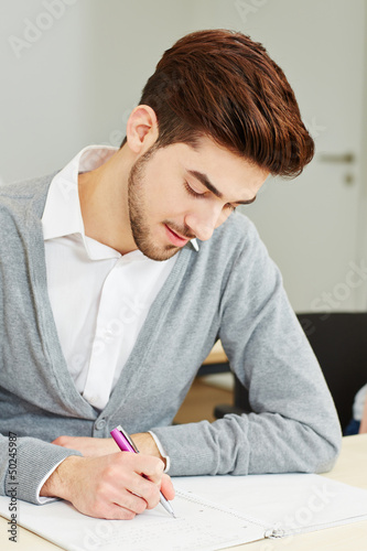 Photo: Mann schreibt Prüfung als Student Mann schreibt Prüfung als Student