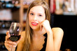 Foto: Beautiful woman holding a glass of wine Beautiful woman holding a glass of wine