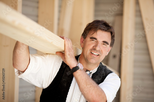 Photo: zimmermann trägt holzbalken zimmermann trägt holzbalken