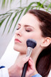 junge frau wird geschminkt makeup puder